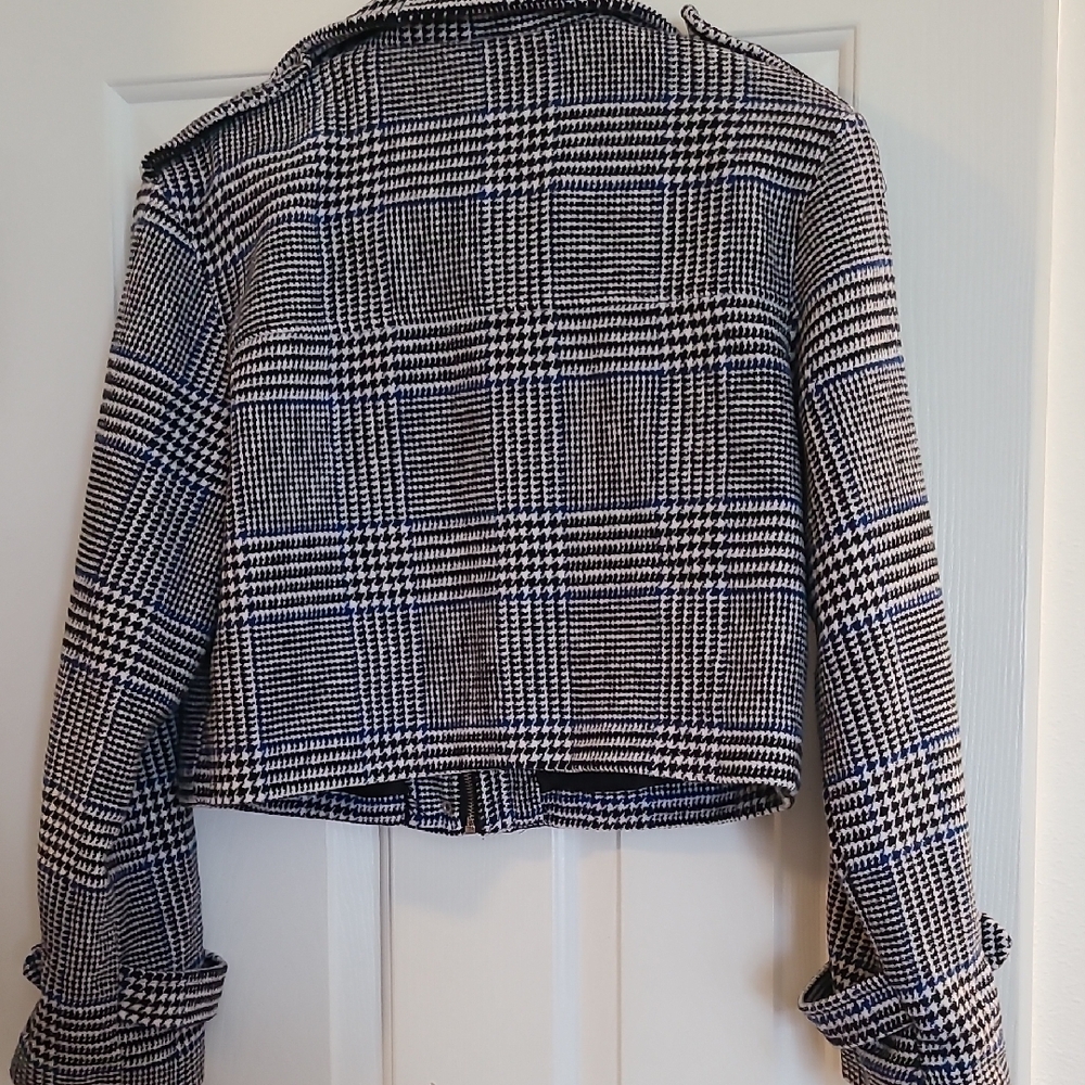 Black & White Plaid Cropped Jacket - Picture 10 of 16